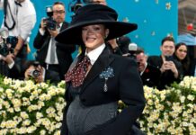 pregnant rihanna shows off baby, met gala
